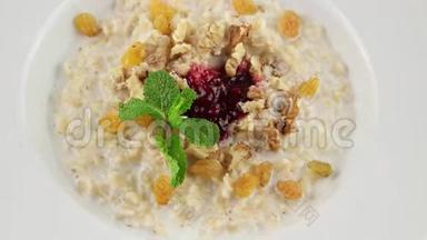 健康早餐、燕麦粥、葡萄干、核桃和牛奶（循环）